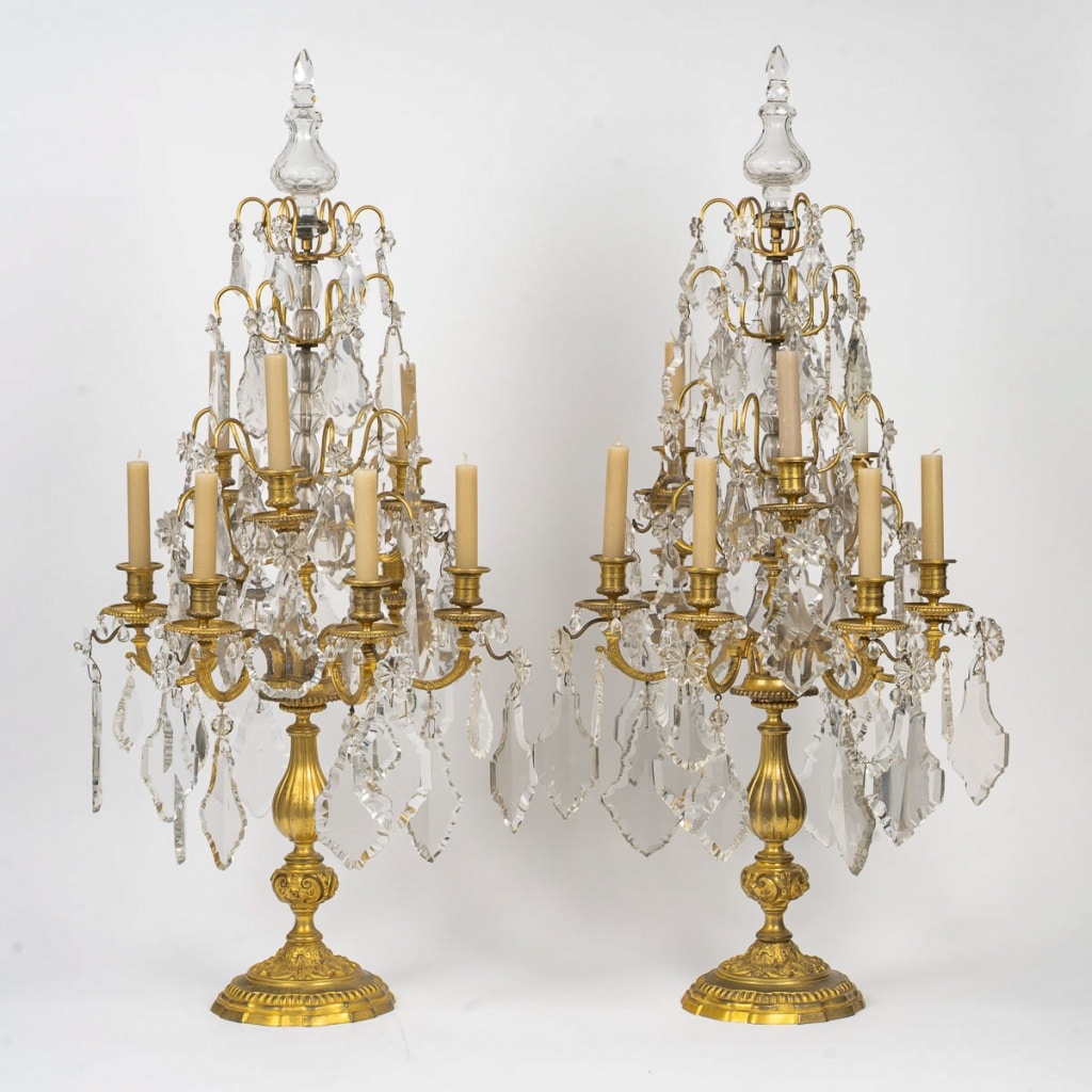 Paire de larges girandoles de style Louis XIV en bronze doré et cristal, vers 1800-1830 8