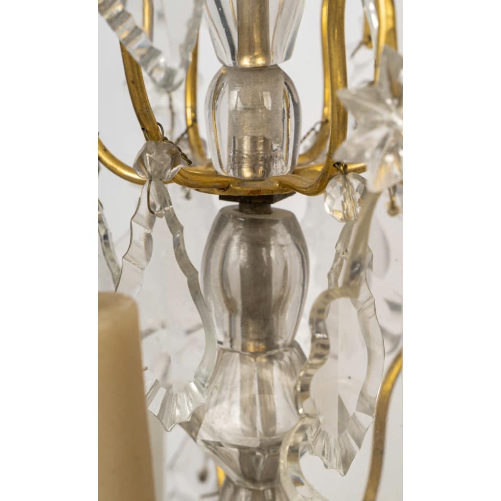 Paire de larges girandoles de style Louis XIV en bronze doré et cristal, vers 1800-1830 10