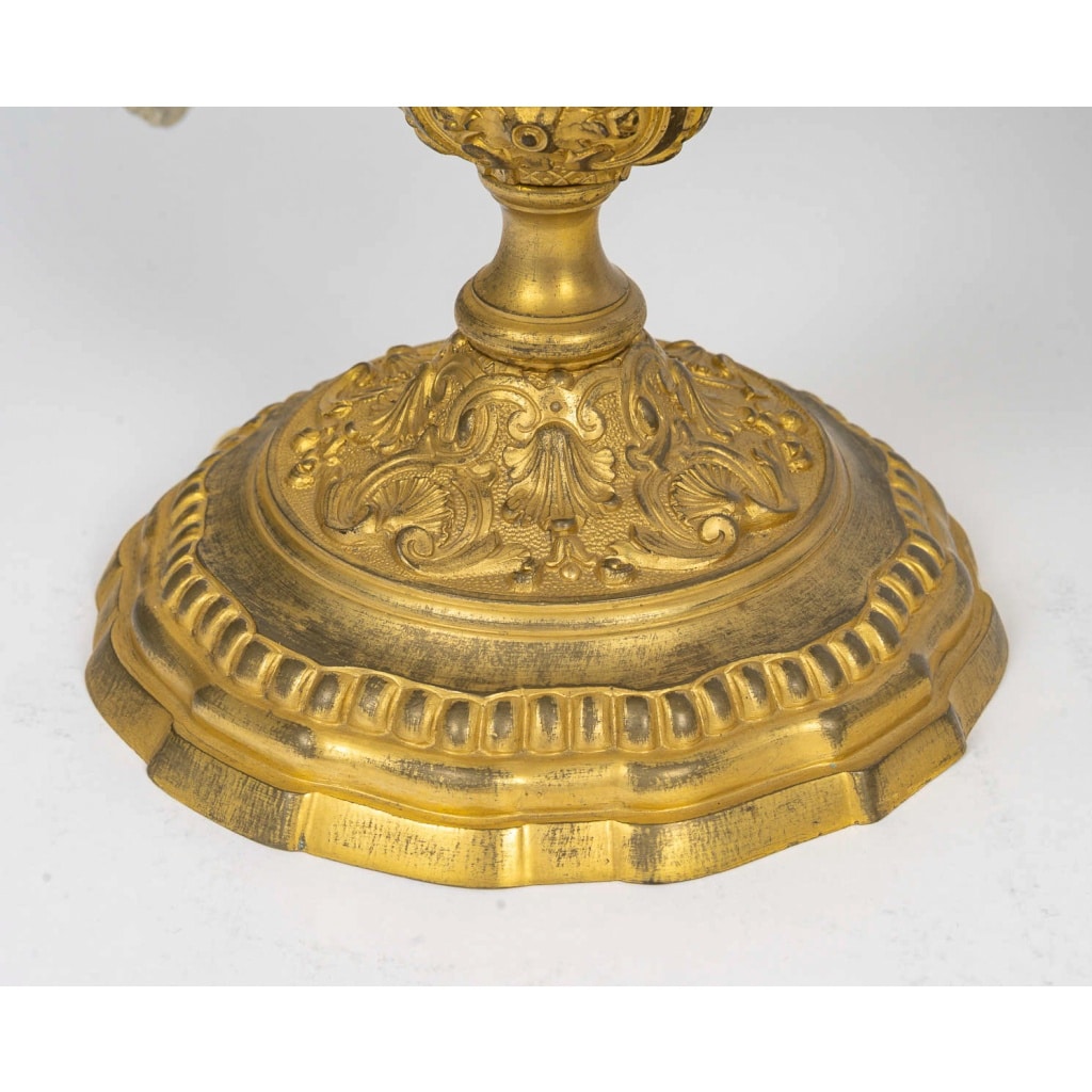 Paire de larges girandoles de style Louis XIV en bronze doré et cristal, vers 1800-1830 12