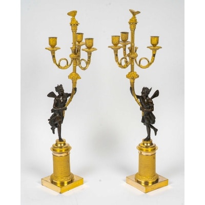 Paire de candélabres en bronze à décor de Figures à l’Antiques, époque Empire vers 1805-1810