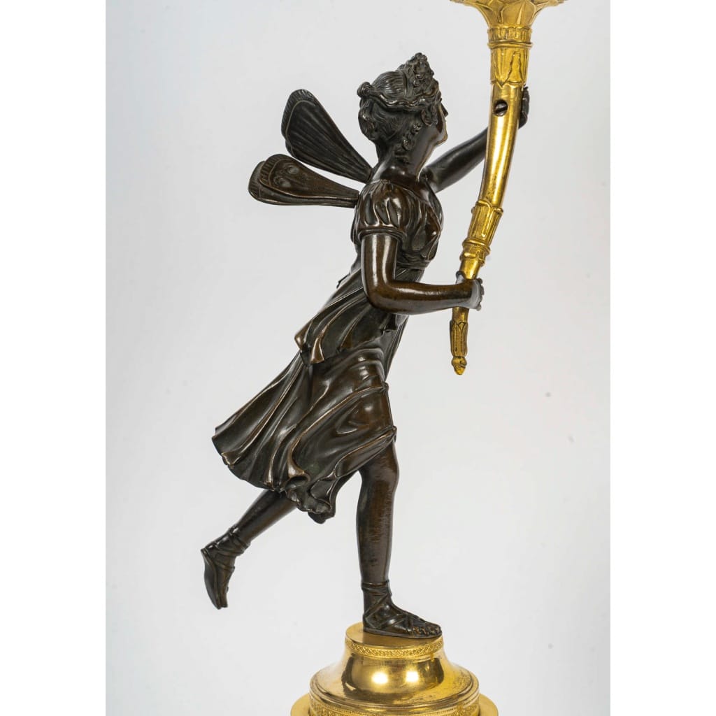 Paire de candélabres en bronze à décor de Figures à l’Antiques, époque Empire vers 1805-1810 4 Paire de candélabres en bronze à décor de Figures à l’Antiques, époque Empire vers 1805-1810 4