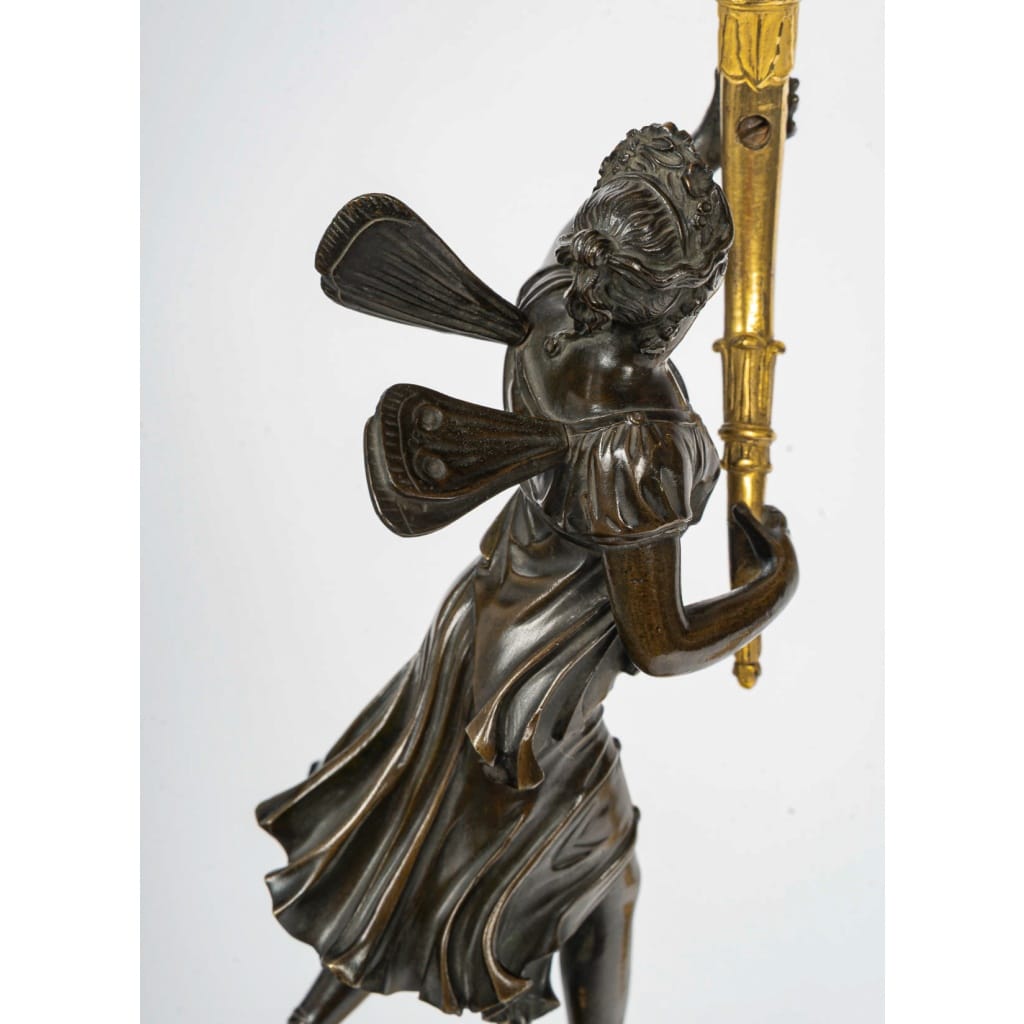 Paire de candélabres en bronze à décor de Figures à l’Antiques, époque Empire vers 1805-1810 12 Paire de candélabres en bronze à décor de Figures à l’Antiques, époque Empire vers 1805-1810 12