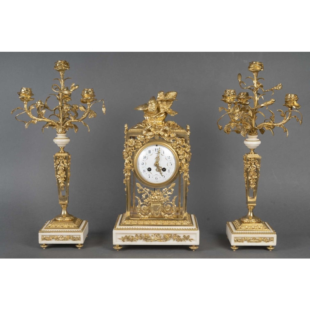 Une garniture de cheminée en bronze doré et marbre blanc, XIXème siècle 2