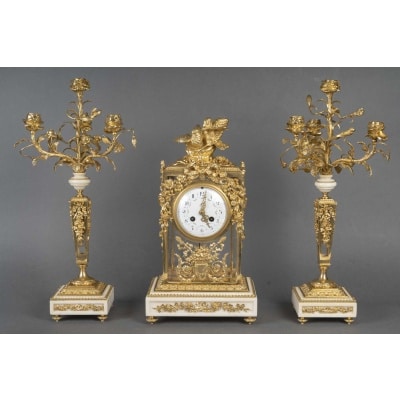 Une garniture de cheminée en bronze doré et marbre blanc, XIXème siècle