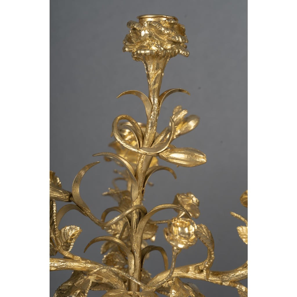 Une garniture de cheminée en bronze doré et marbre blanc, XIXème siècle 13