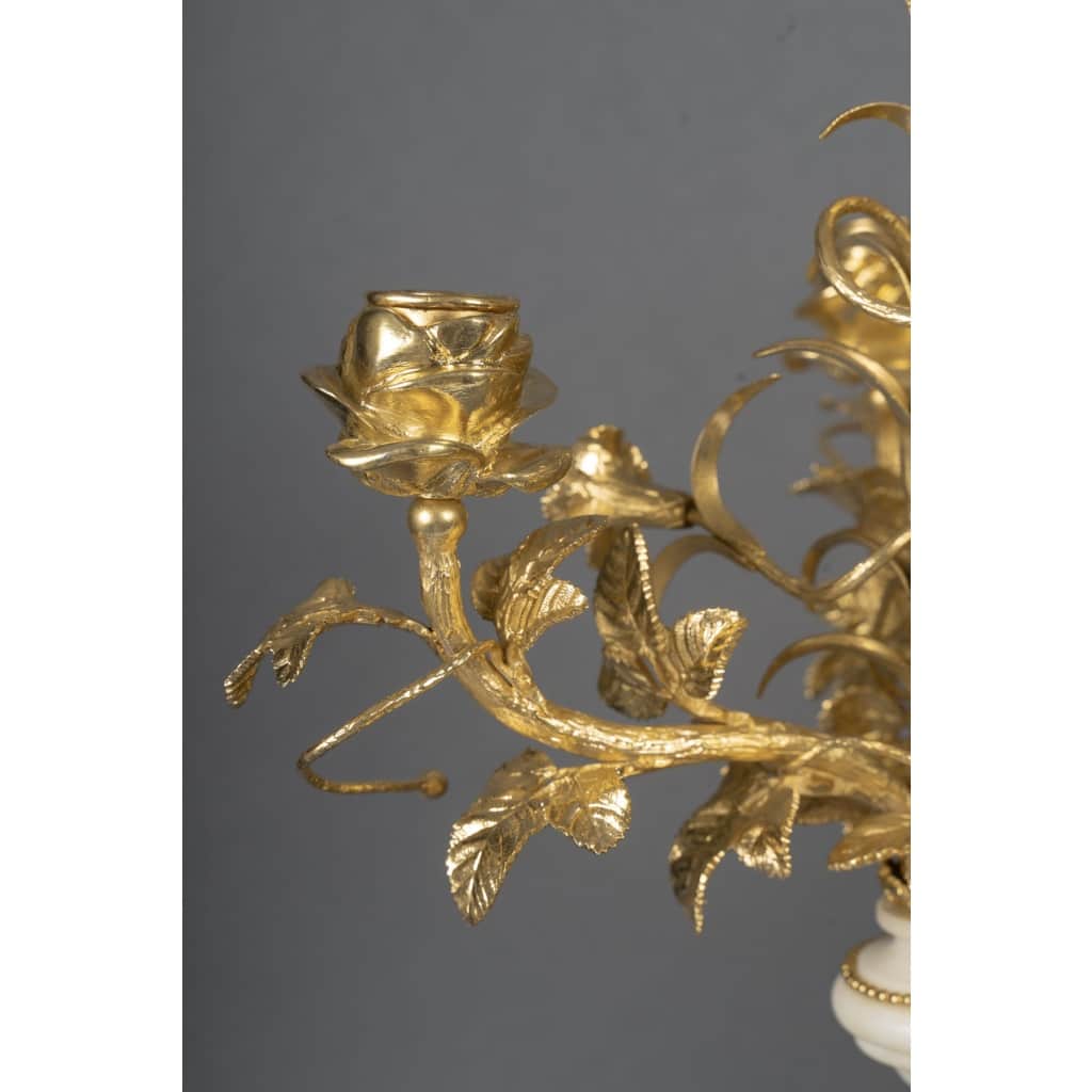 Une garniture de cheminée en bronze doré et marbre blanc, XIXème siècle 12