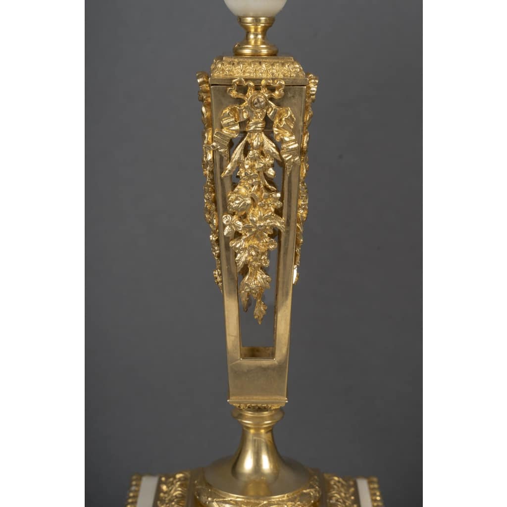 Une garniture de cheminée en bronze doré et marbre blanc, XIXème siècle 11