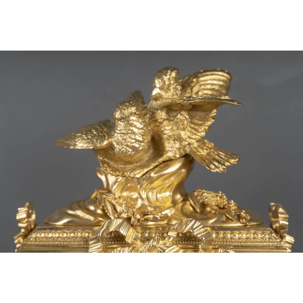 Une garniture de cheminée en bronze doré et marbre blanc, XIXème siècle 10