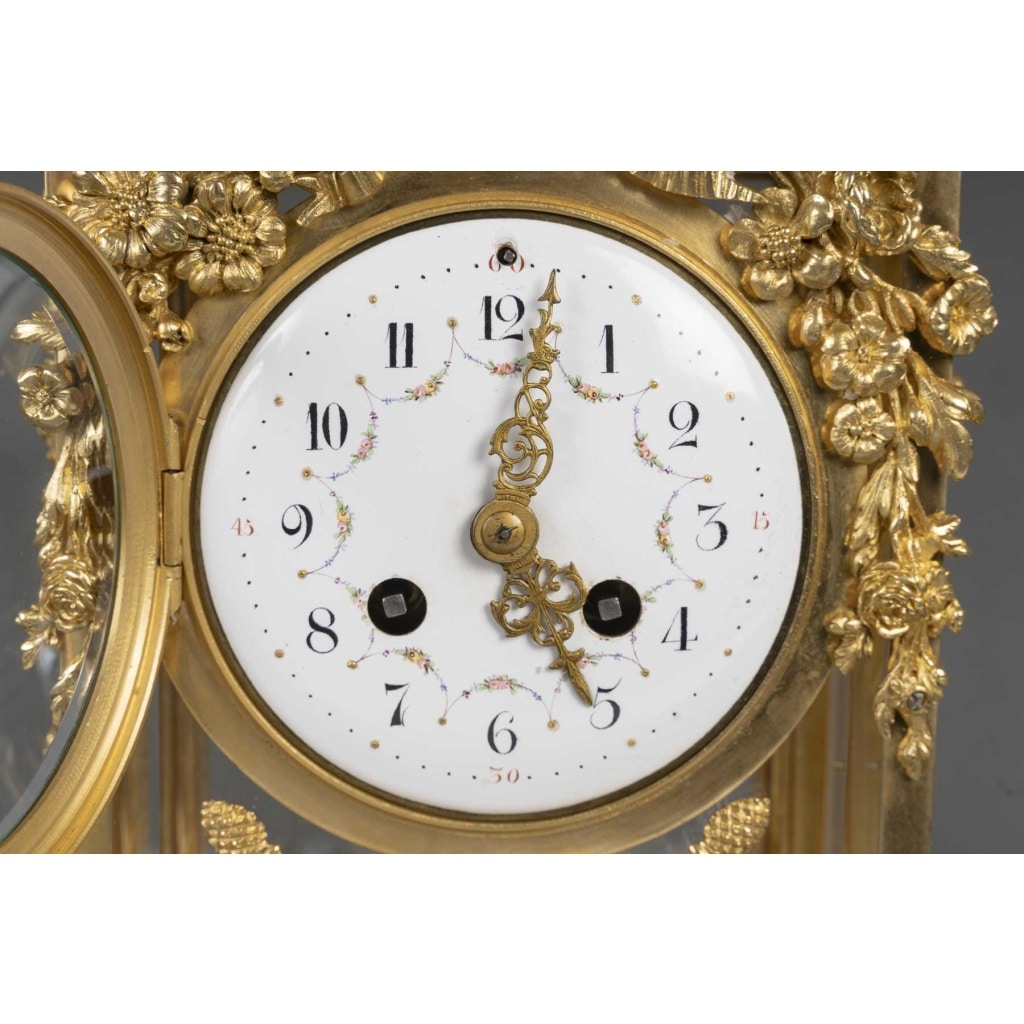 Une garniture de cheminée en bronze doré et marbre blanc, XIXème siècle 9