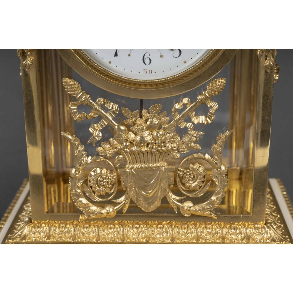 Une garniture de cheminée en bronze doré et marbre blanc, XIXème siècle 8