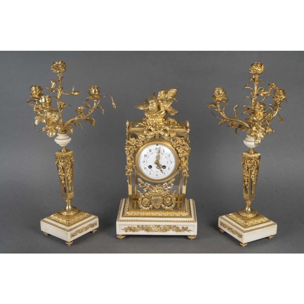 Une garniture de cheminée en bronze doré et marbre blanc, XIXème siècle 7
