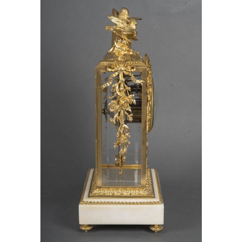 Une garniture de cheminée en bronze doré et marbre blanc, XIXème siècle 6