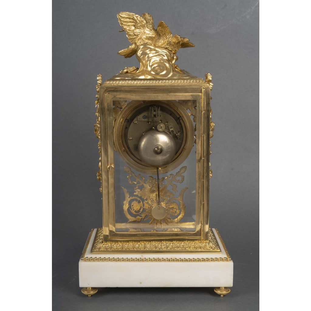 Une garniture de cheminée en bronze doré et marbre blanc, XIXème siècle 5