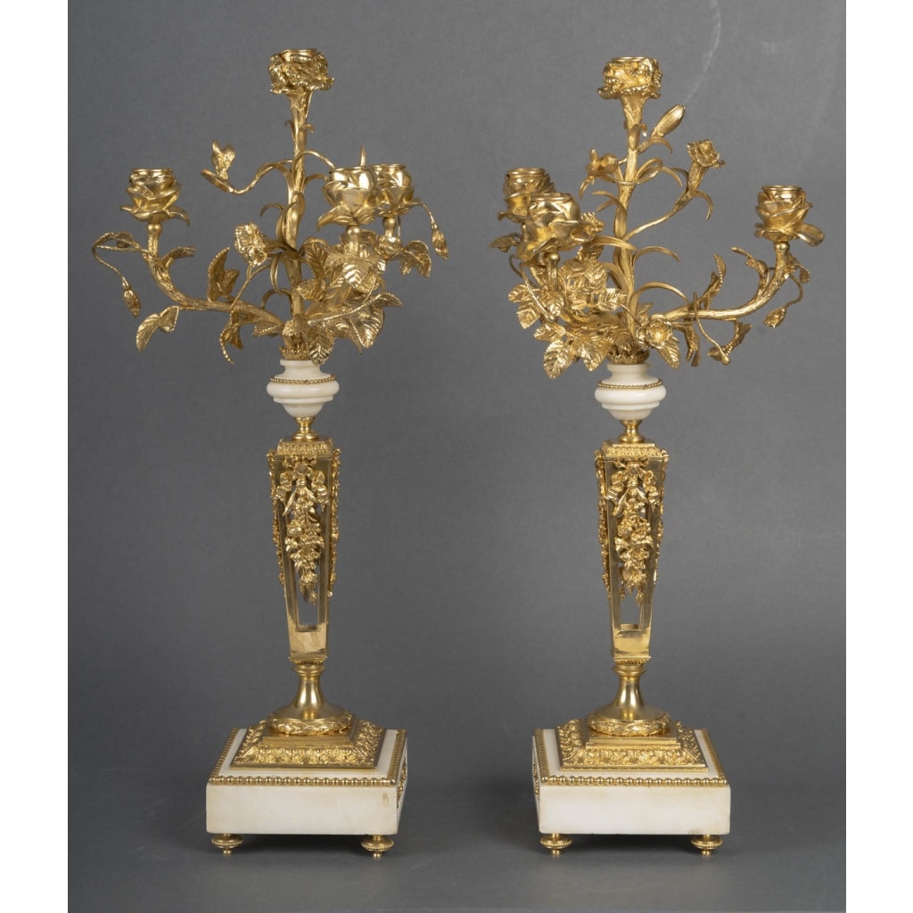 Une garniture de cheminée en bronze doré et marbre blanc, XIXème siècle 3
