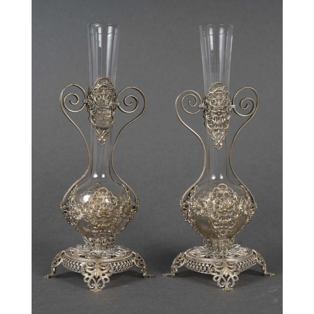 Une paire de petits vases en verre et monture en métal argenté, fin XIXème siècle 3