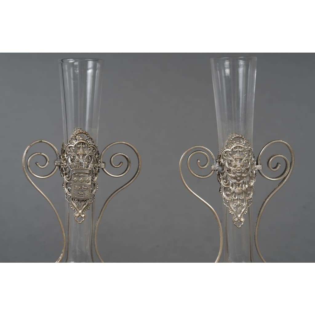 Une paire de petits vases en verre et monture en métal argenté, fin XIXème siècle 10