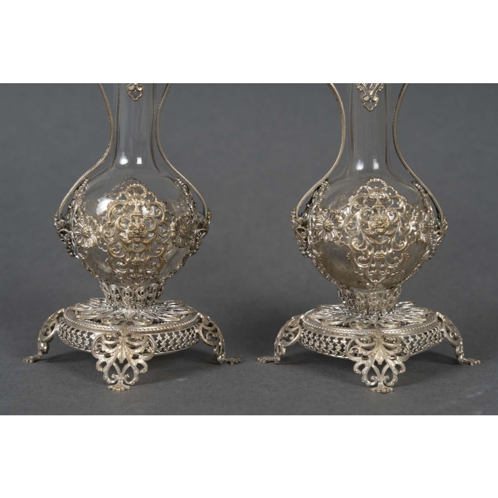 Une paire de petits vases en verre et monture en métal argenté, fin XIXème siècle 9