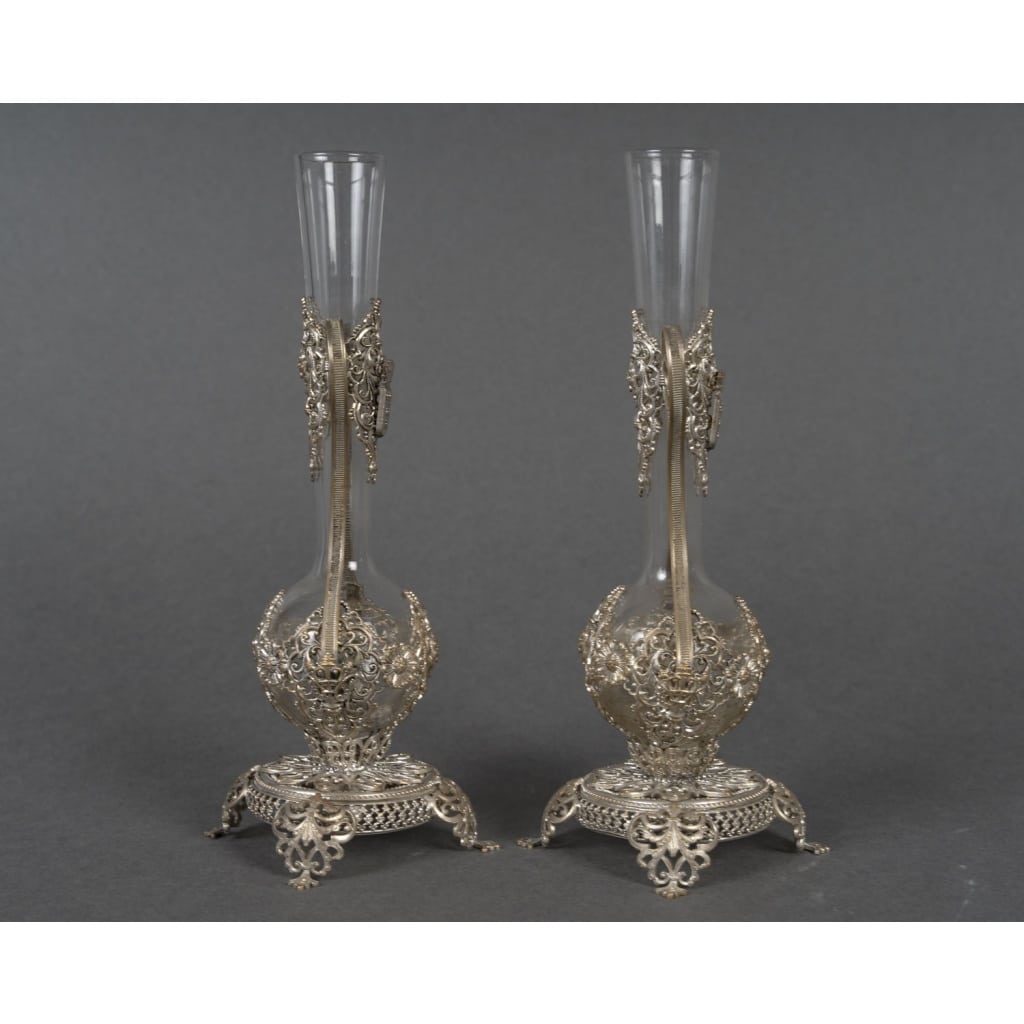 Une paire de petits vases en verre et monture en métal argenté, fin XIXème siècle 6