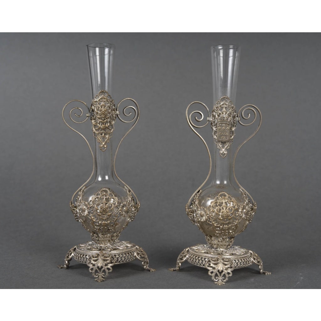 Une paire de petits vases en verre et monture en métal argenté, fin XIXème siècle 2