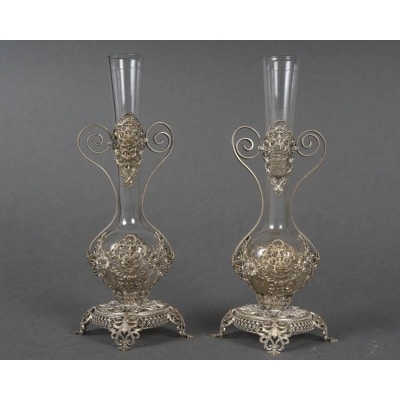 Une paire de petits vases en verre et monture en métal argenté, fin XIXème siècle