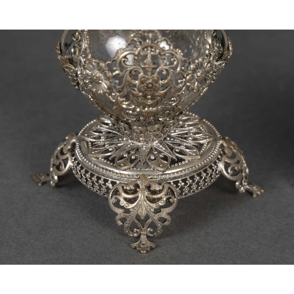 Une paire de petits vases en verre et monture en métal argenté, fin XIXème siècle 4