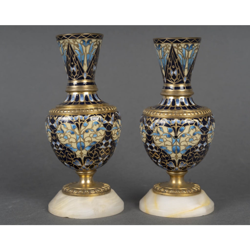 Une paire de petits vases en bronze et émail cloisonné fin XIXème siècle 2