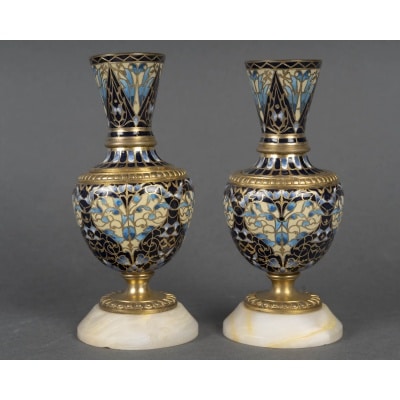 Une paire de petits vases en bronze et émail cloisonné fin XIXème siècle