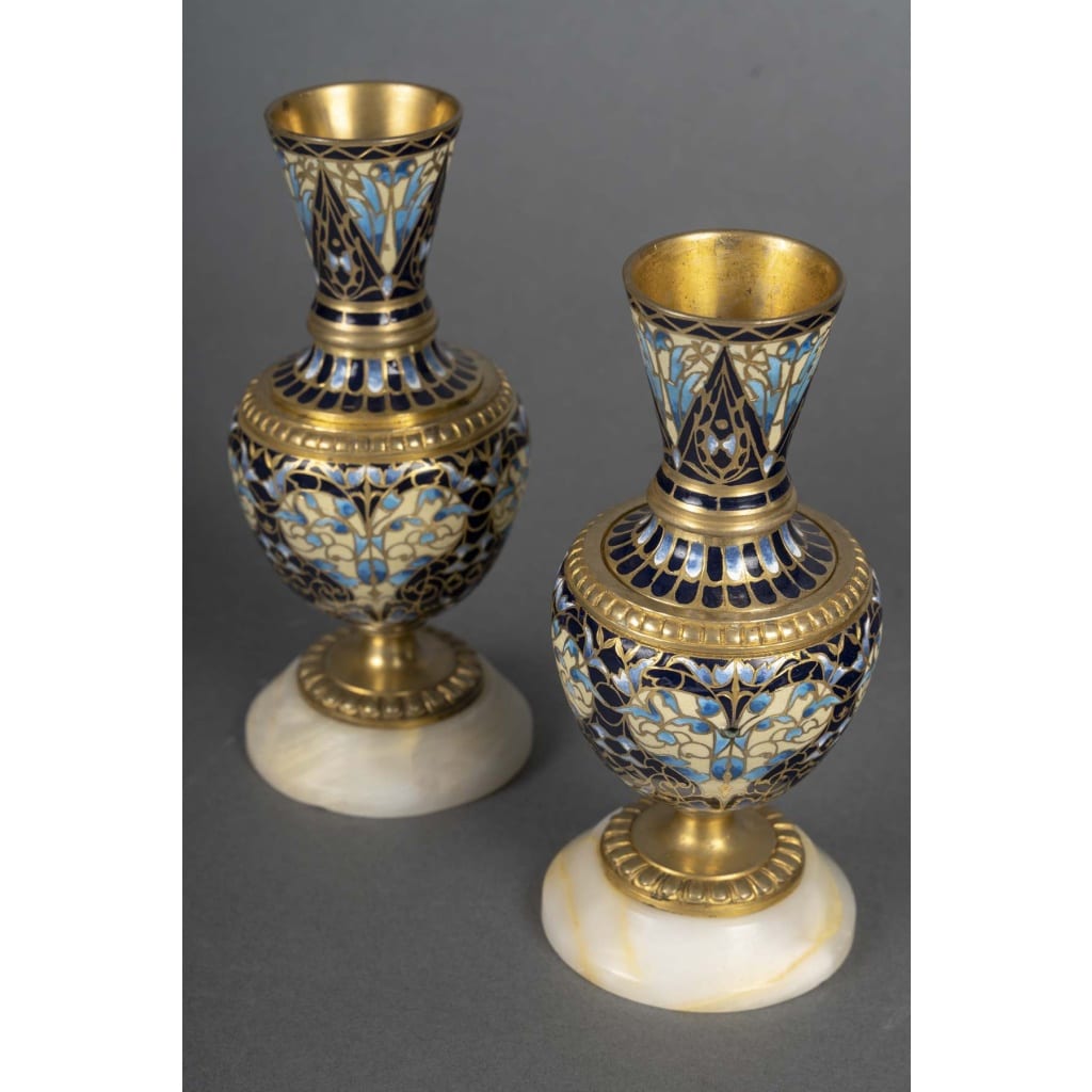 Une paire de petits vases en bronze et émail cloisonné fin XIXème siècle 3