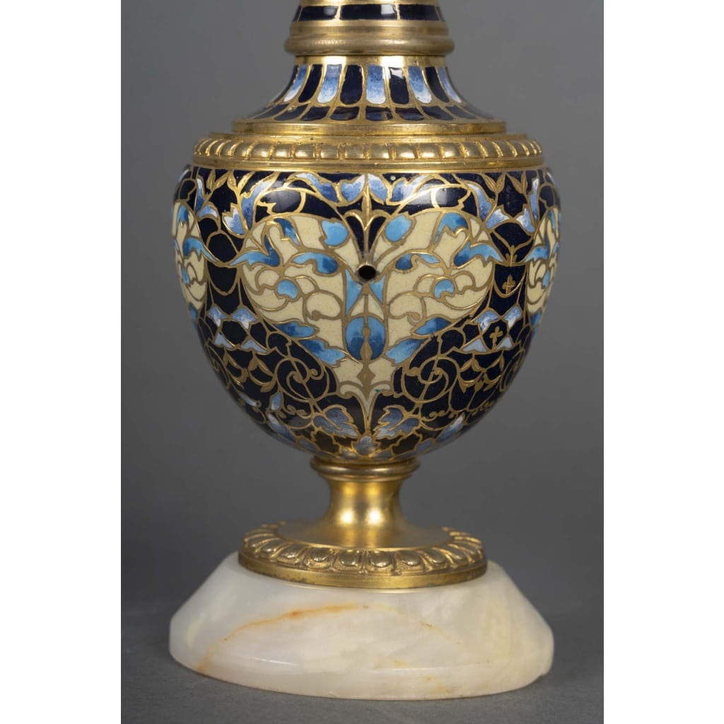 Une paire de petits vases en bronze et émail cloisonné fin XIXème siècle 5