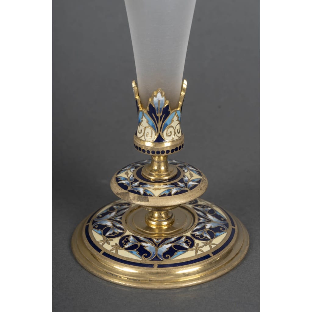 Une paire de flûtes en cristal et base en bronze cloisonné, fin XIXème siècle 8