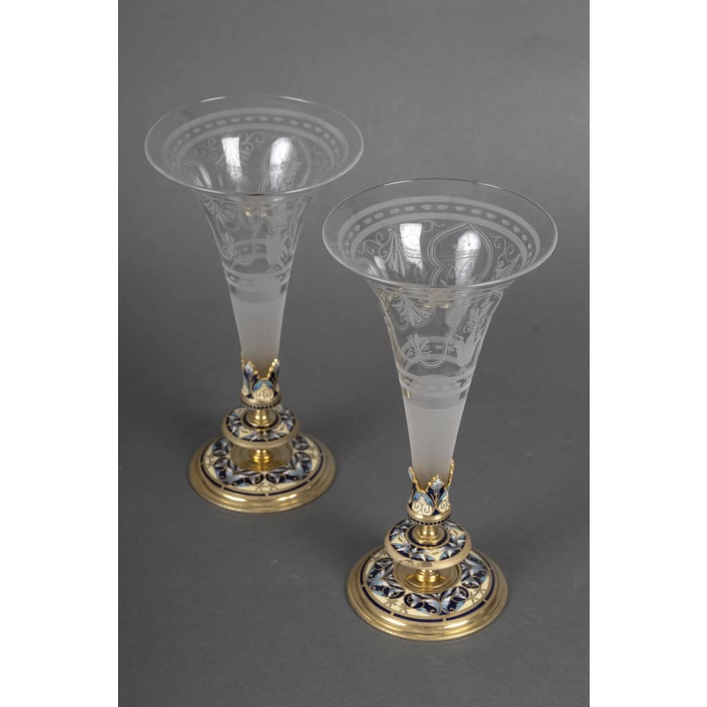 Une paire de flûtes en cristal et base en bronze cloisonné, fin XIXème siècle 6
