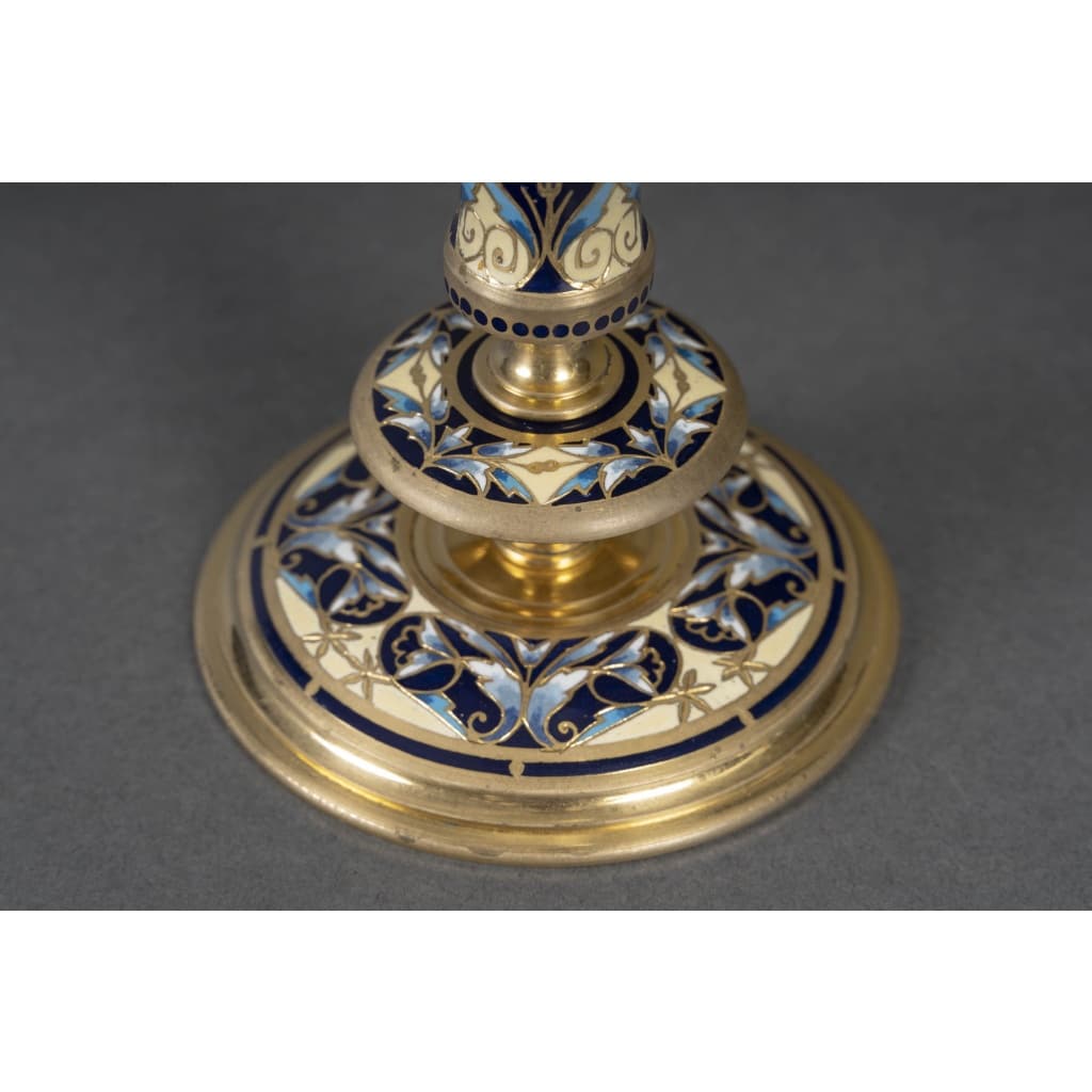 Une paire de flûtes en cristal et base en bronze cloisonné, fin XIXème siècle 4