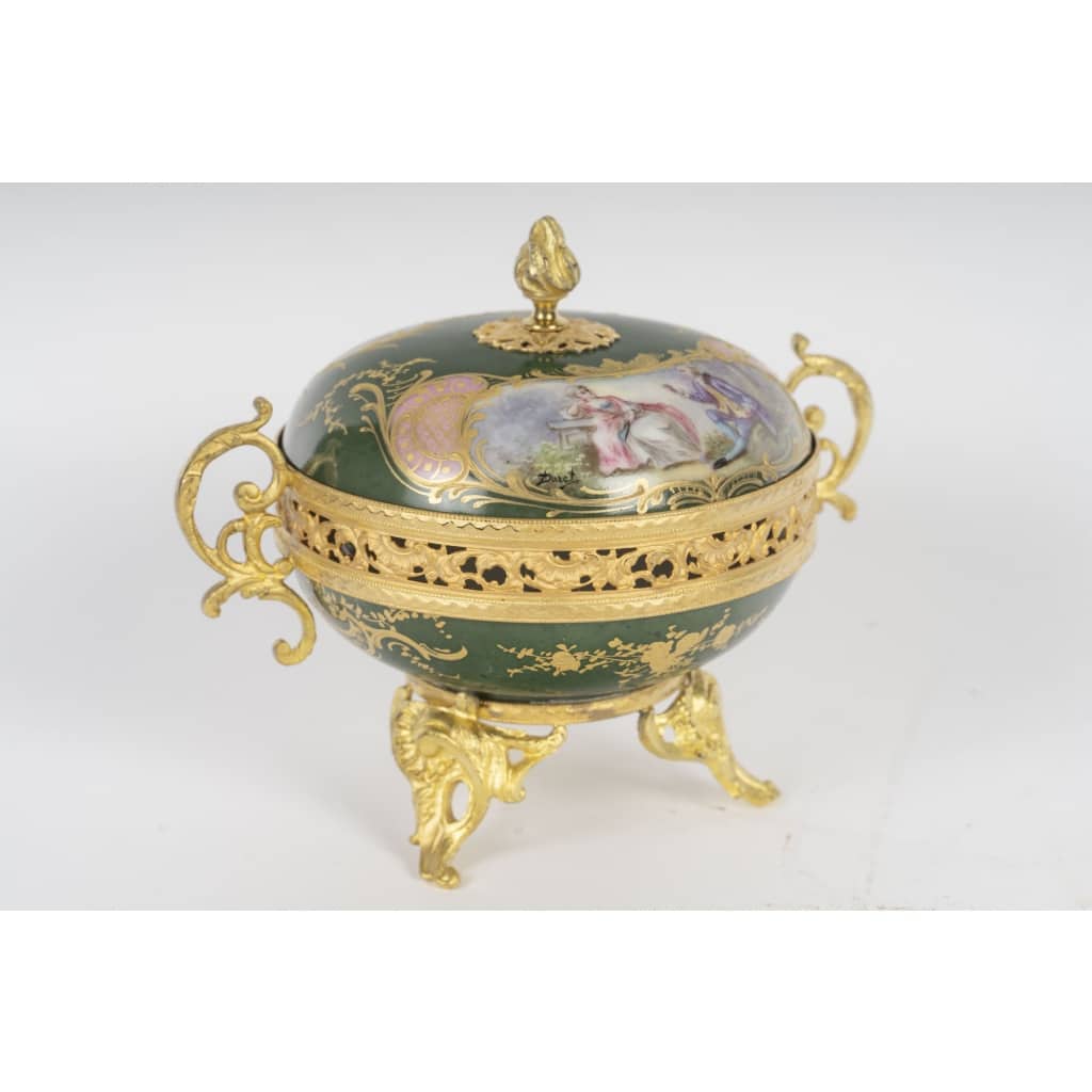 Une bonbonnière en porcelaine, sèvres XIXème siècle 3