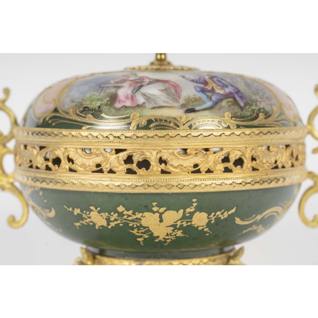 Une bonbonnière en porcelaine, sèvres XIXème siècle 12