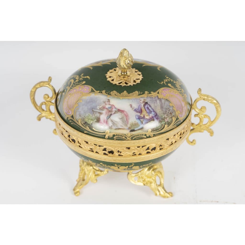 Une bonbonnière en porcelaine, sèvres XIXème siècle 2