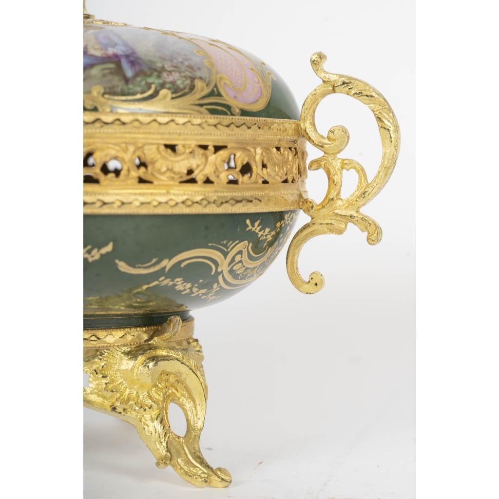 Une bonbonnière en porcelaine, sèvres XIXème siècle 10