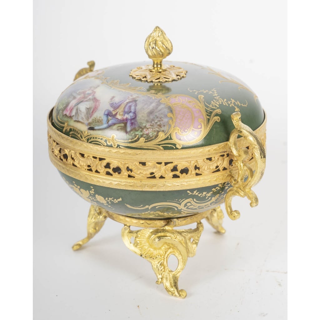Une bonbonnière en porcelaine, sèvres XIXème siècle 9