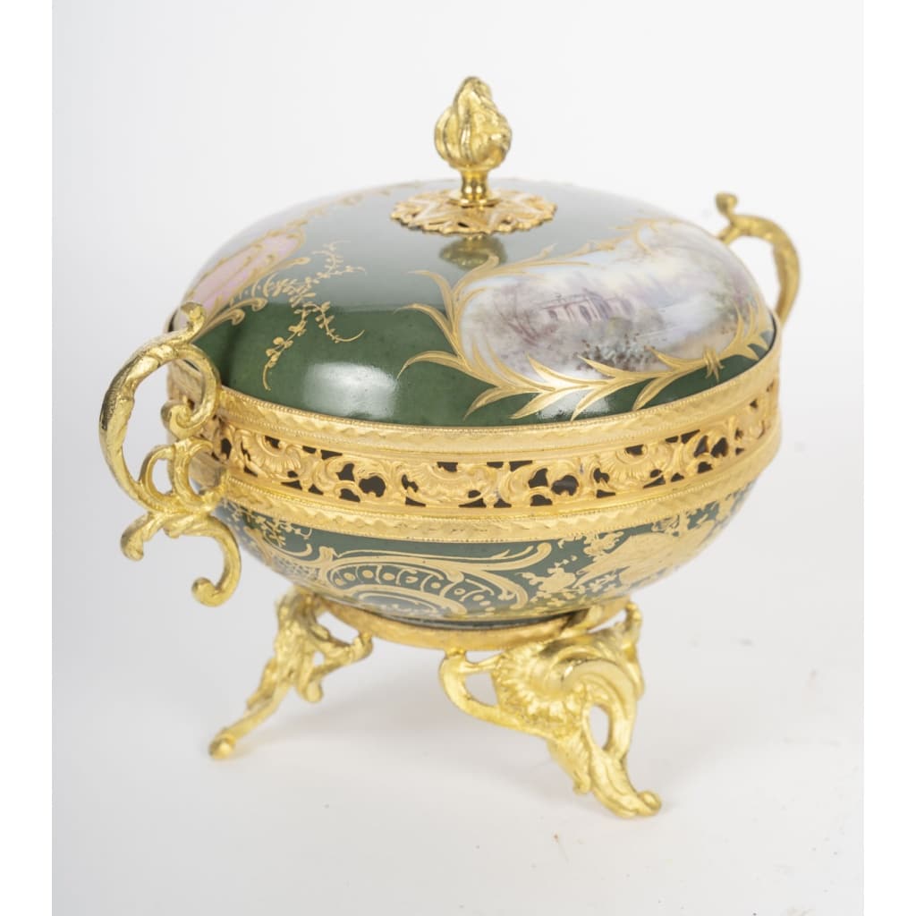 Une bonbonnière en porcelaine, sèvres XIXème siècle 8