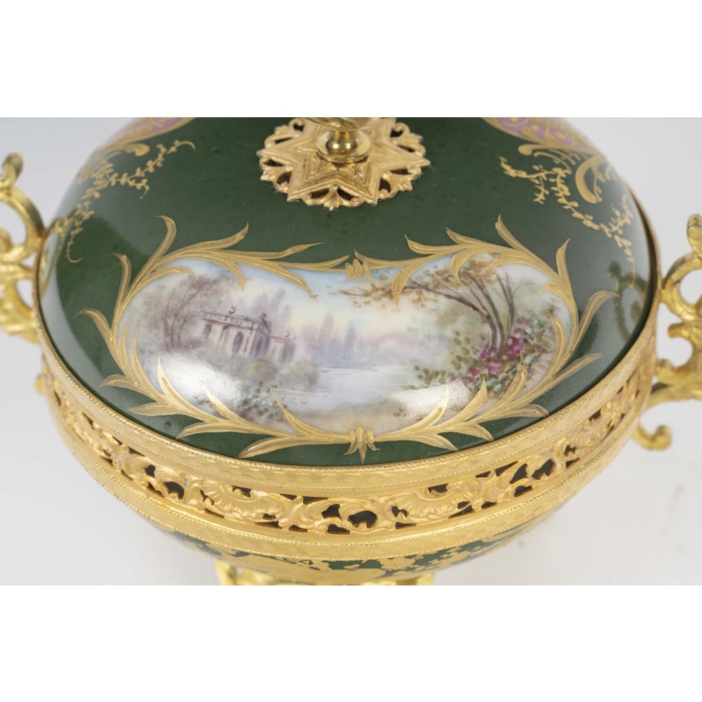Une bonbonnière en porcelaine, sèvres XIXème siècle 7