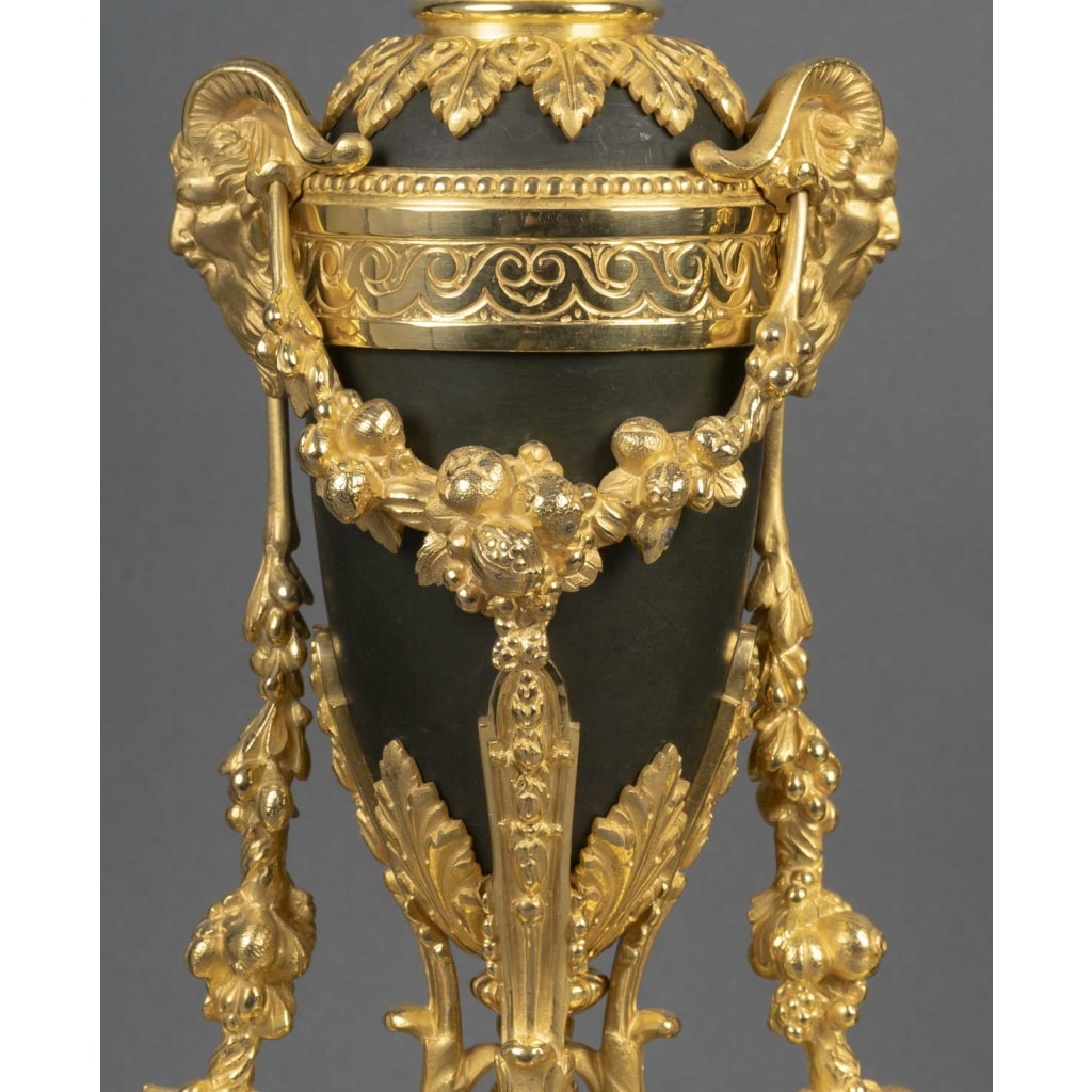 Paire de chenets en bronze doré Louis XVI 3