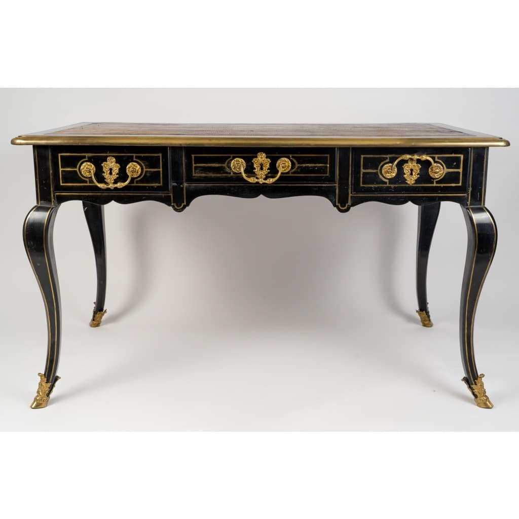 Bureau plat laqué noir à décor de filet en laiton doré d’époque Régence vers 1715-1723 3 Bureau plat laqué noir à décor de filet en laiton doré d’époque Régence vers 1715-1723 3