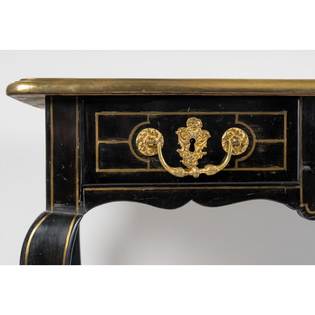 Bureau plat laqué noir à décor de filet en laiton doré d’époque Régence vers 1715-1723 6 Bureau plat laqué noir à décor de filet en laiton doré d’époque Régence vers 1715-1723 6