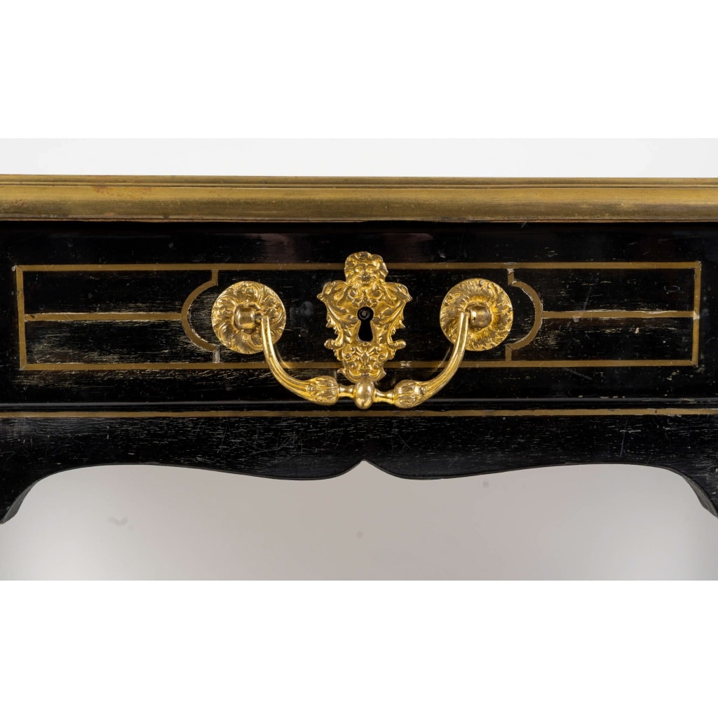 Bureau plat laqué noir à décor de filet en laiton doré d’époque Régence vers 1715-1723 7 Bureau plat laqué noir à décor de filet en laiton doré d’époque Régence vers 1715-1723 7