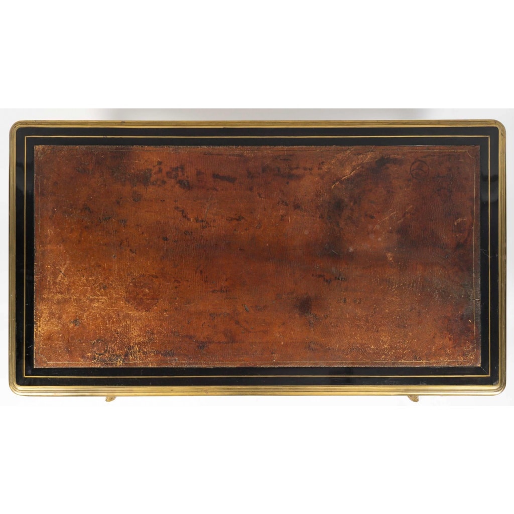 Bureau plat laqué noir à décor de filet en laiton doré d’époque Régence vers 1715-1723 8 Bureau plat laqué noir à décor de filet en laiton doré d’époque Régence vers 1715-1723 8