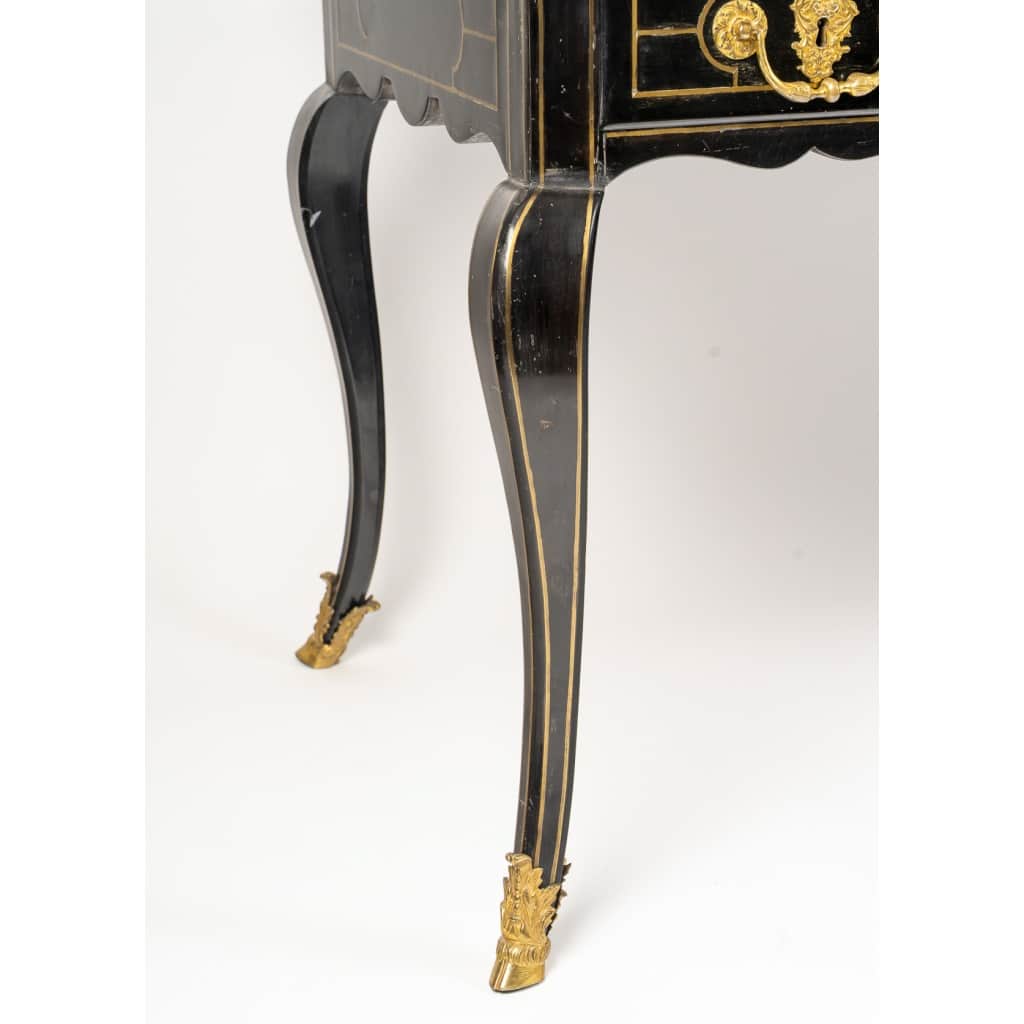 Bureau plat laqué noir à décor de filet en laiton doré d’époque Régence vers 1715-1723 4 Bureau plat laqué noir à décor de filet en laiton doré d’époque Régence vers 1715-1723 4