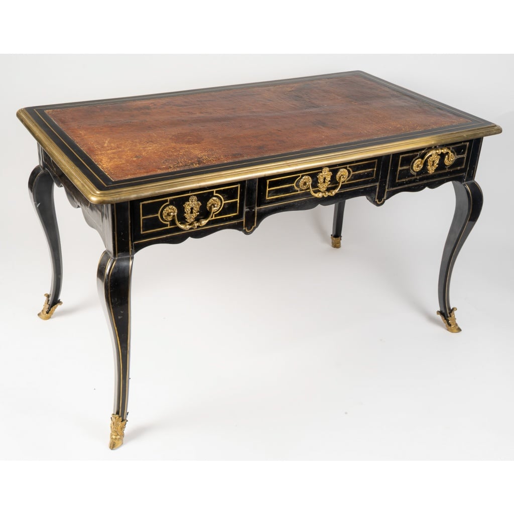 Bureau plat laqué noir à décor de filet en laiton doré d’époque Régence vers 1715-1723 2 Bureau plat laqué noir à décor de filet en laiton doré d’époque Régence vers 1715-1723 2
