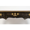 Bureau plat laqué noir à décor de filet en laiton doré d’époque Régence vers 1715-1723 24 Bureau plat laqué noir à décor de filet en laiton doré d’époque Régence vers 1715-1723 24