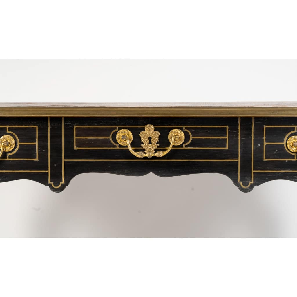 Bureau plat laqué noir à décor de filet en laiton doré d’époque Régence vers 1715-1723 11 Bureau plat laqué noir à décor de filet en laiton doré d’époque Régence vers 1715-1723 11