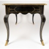 Bureau plat laqué noir à décor de filet en laiton doré d’époque Régence vers 1715-1723 22 Bureau plat laqué noir à décor de filet en laiton doré d’époque Régence vers 1715-1723 22