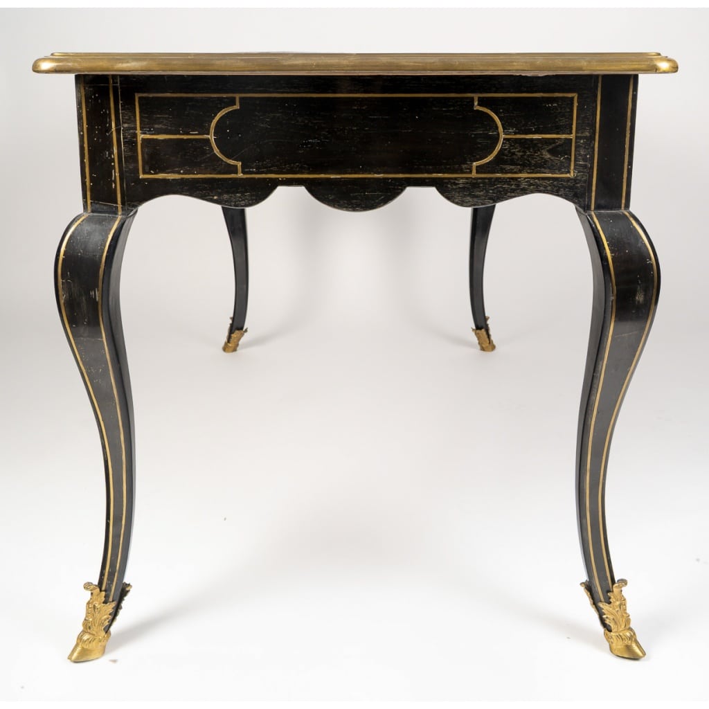 Bureau plat laqué noir à décor de filet en laiton doré d’époque Régence vers 1715-1723 9 Bureau plat laqué noir à décor de filet en laiton doré d’époque Régence vers 1715-1723 9